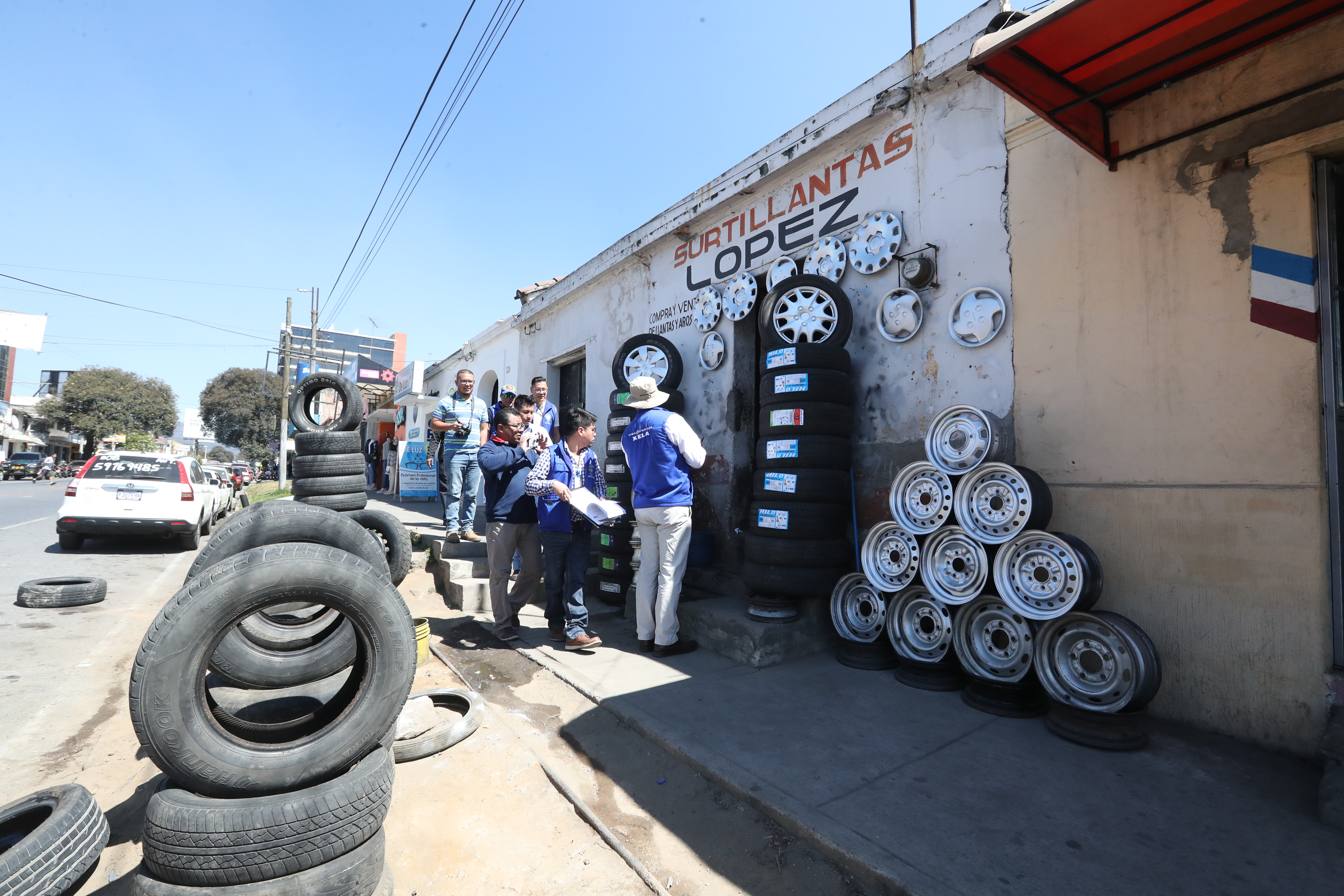 La comuna de Xela multará con Q10 mil hasta Q500 mil a los vecinos que obstaculicen la vía pública. (Foto Prensa Libre: Mynor Toc) 