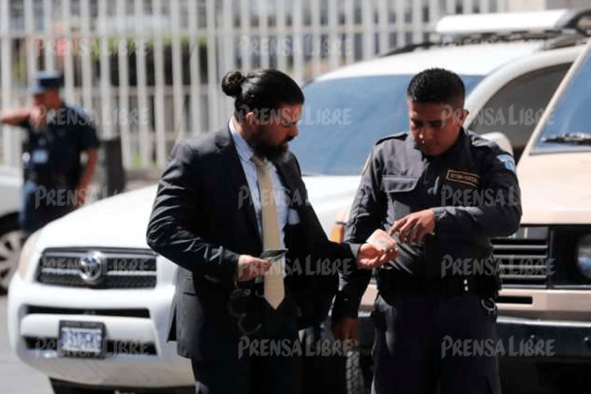 Jonathan Harry Chévez es captado cuando entrega dinero a un guardia de Presidios