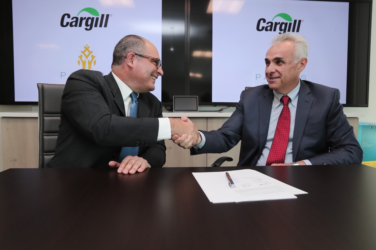 Manuel Carranque, Senior Merchandising and Trading Manager de parte de Cargill y Felix Alvarez, Gerente General de Palmas del Ixcan, firmaron el convenio. (Foto Prensa Libre: Juan Diego González)