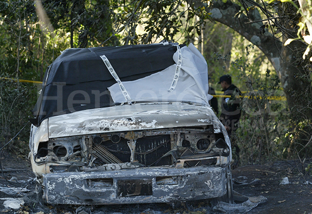 En la escena del crimen se encontró el vehículo inscrito a nombre del diputado salvadoreño William Pichinte. El automóvil fue incendiado junto con sus ocupantes en El Jocotillo, Villa Canales.
(Foto Prensa Libre: Hemeroteca)