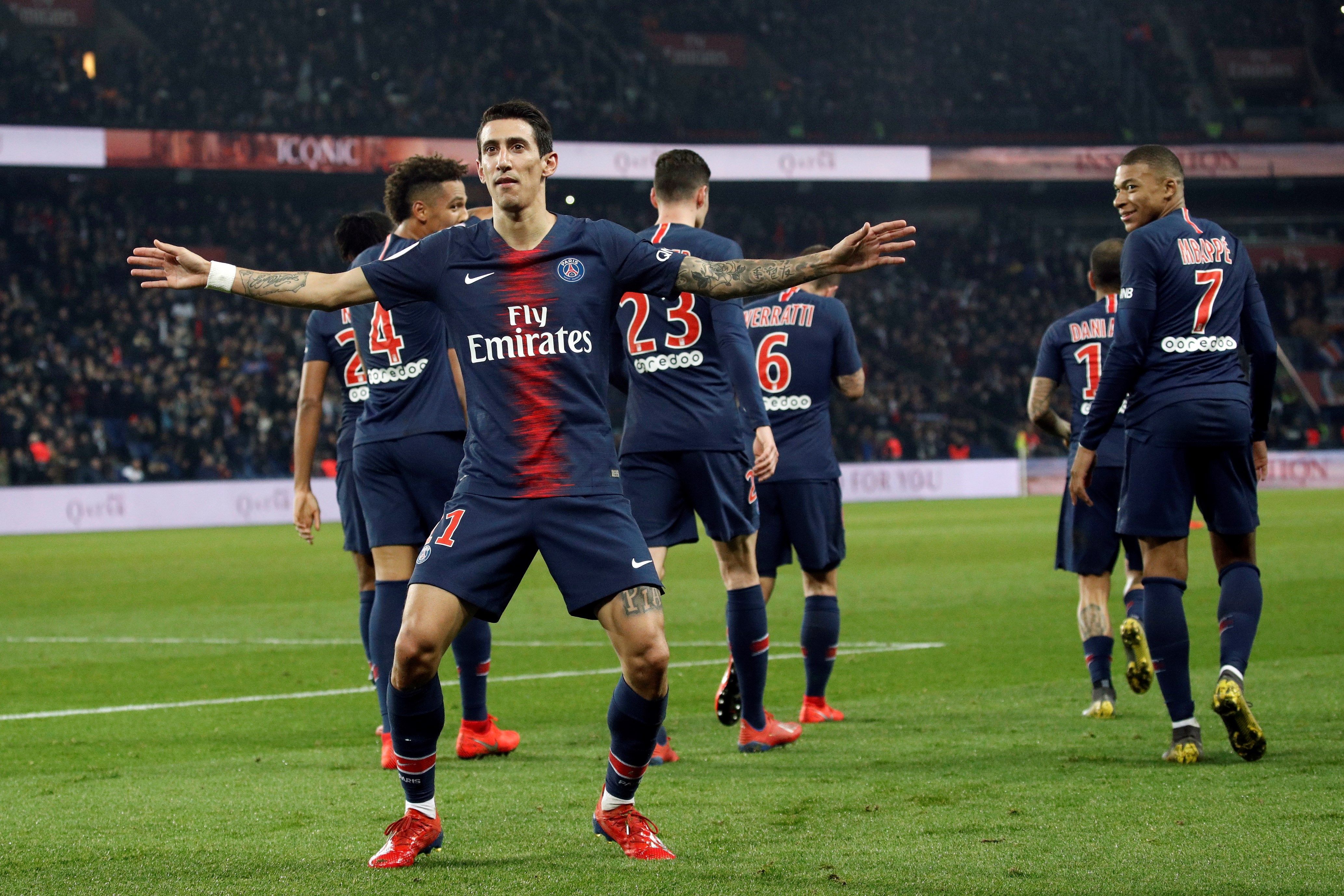 El argentino Ángel Di María de París Saint Germain celebra al anotar el 2-1 este miércoles en un partido de la Liga 1 francesa entre PSG y Montpellier. (Foto Prensa Libre: EFE)