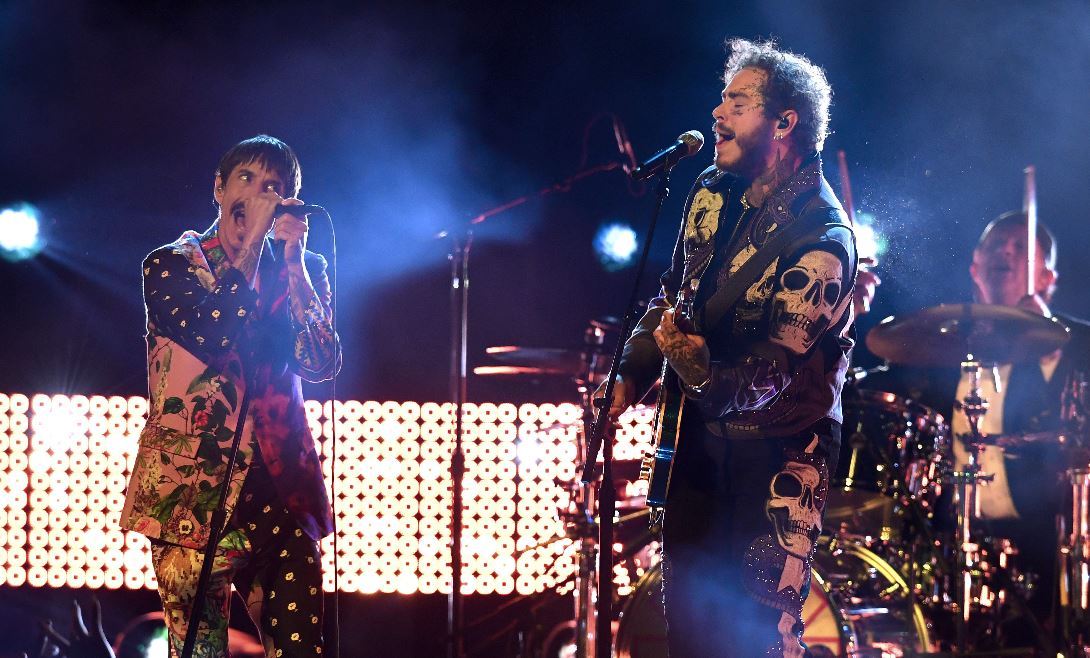 Anthony Kiedis, vocalista de la agrupación Red Hot Chili Peppers cantó el tema Dark Necessities junto a Post Malone en el escenario de los Grammy 2019.
(Foto Prensa Libre: AFP)