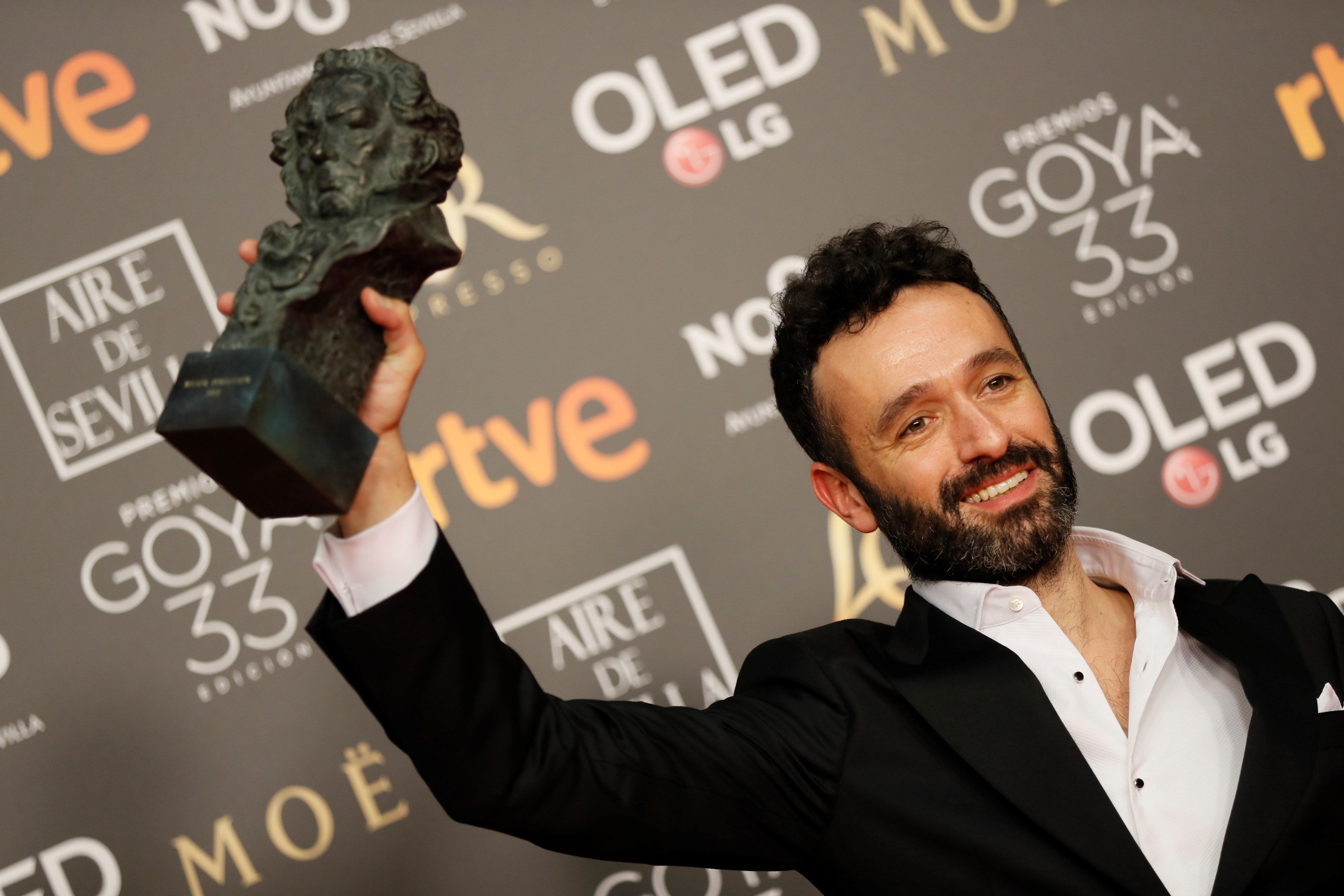El director Rodrigo Sorogoyen alza el Goya a mejor dirección, por su película "El Reino". (Foto Prensa Libre: EFE)