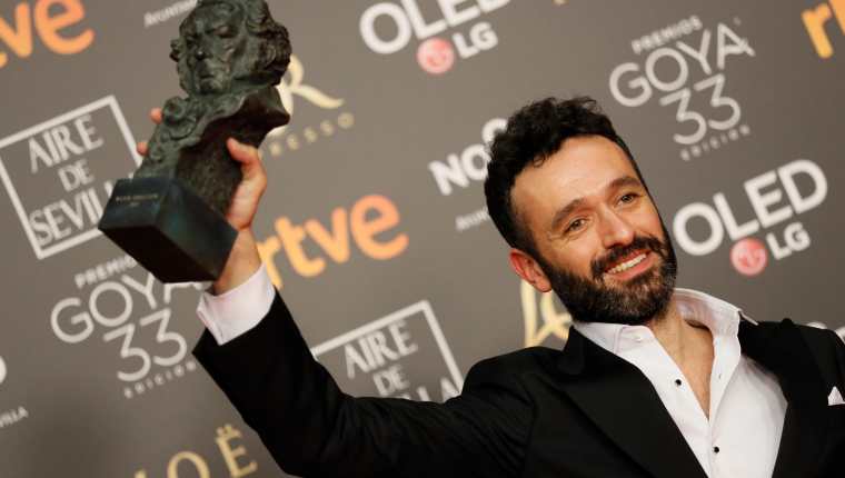 El director Rodrigo Sorogoyen alza el Goya a mejor dirección, por su película "El Reino". (EFE).