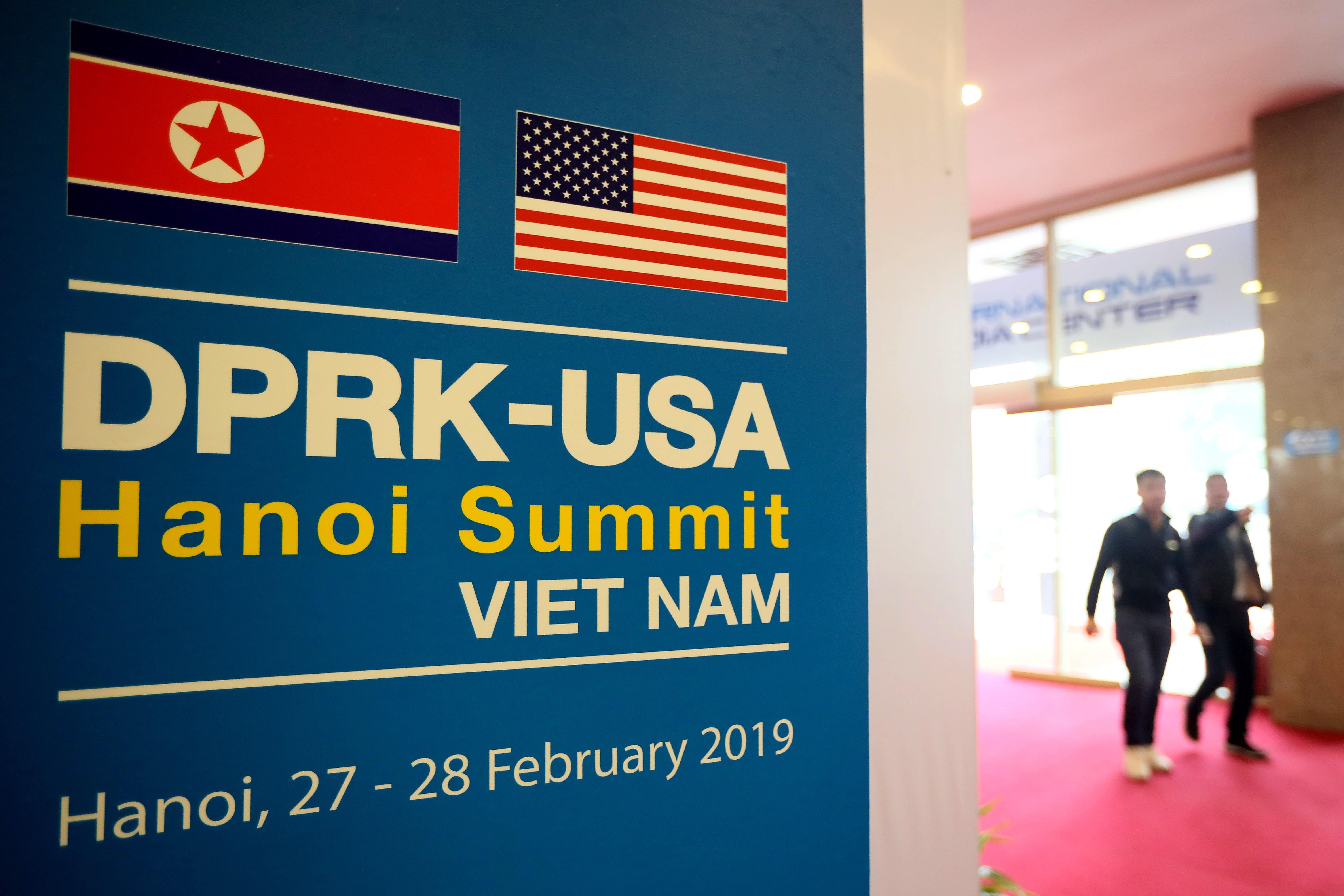 Un cartel anuncia la segunda cumbre del presidente estadounidense, Donald Trump, y el líder norcoreano, Kim Jong-un, Hanoi, este lunes, en Hanoi, Vietnam. Los dos líderes protagonizarán su segunda cumbre el próximo 27 y 28 de febrero en Hanoi. (Foto Prensa Libre: EFE)