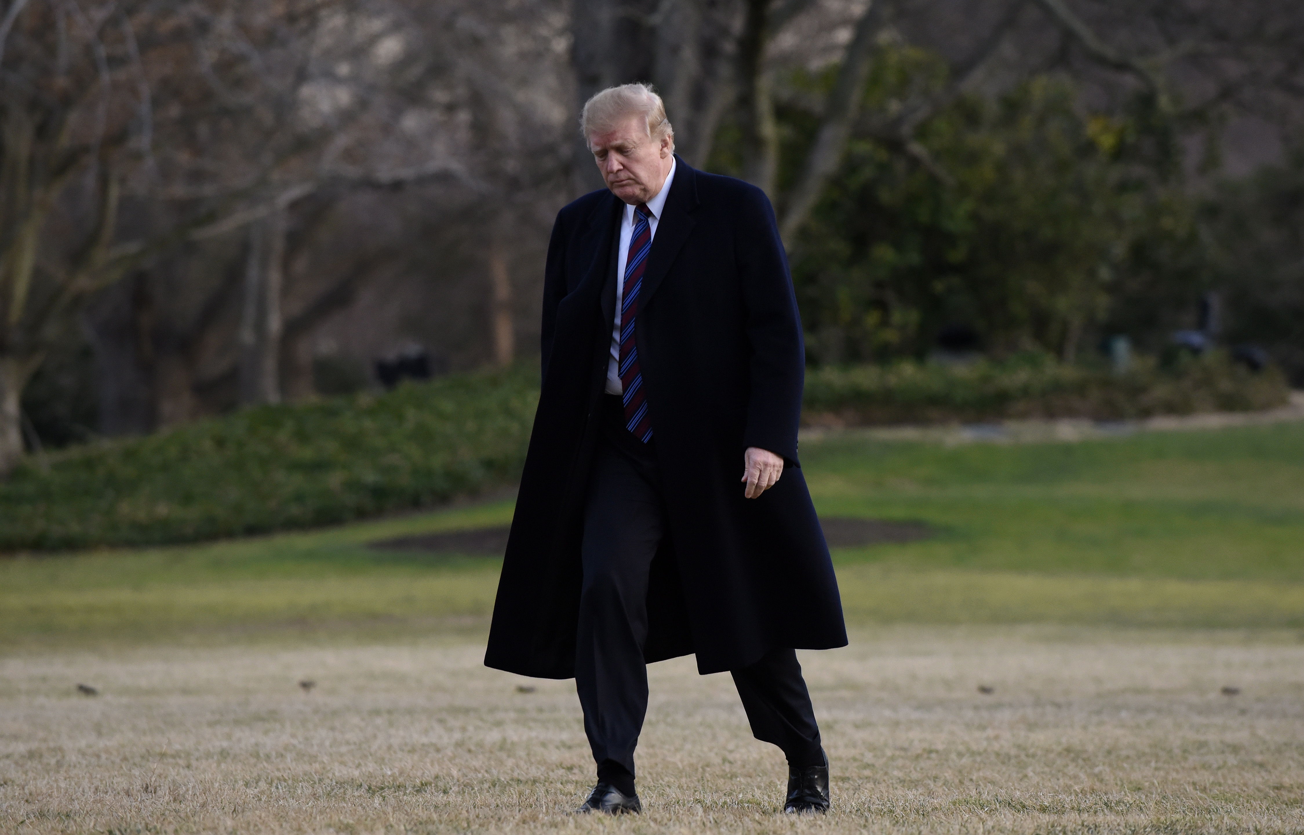 El presidente de Estados Unidos Donald Trump defiende su propuesta de construir un moro en la frontera con México para frenar el flujo migratorio. (Foto Prensa Libre: EFE)