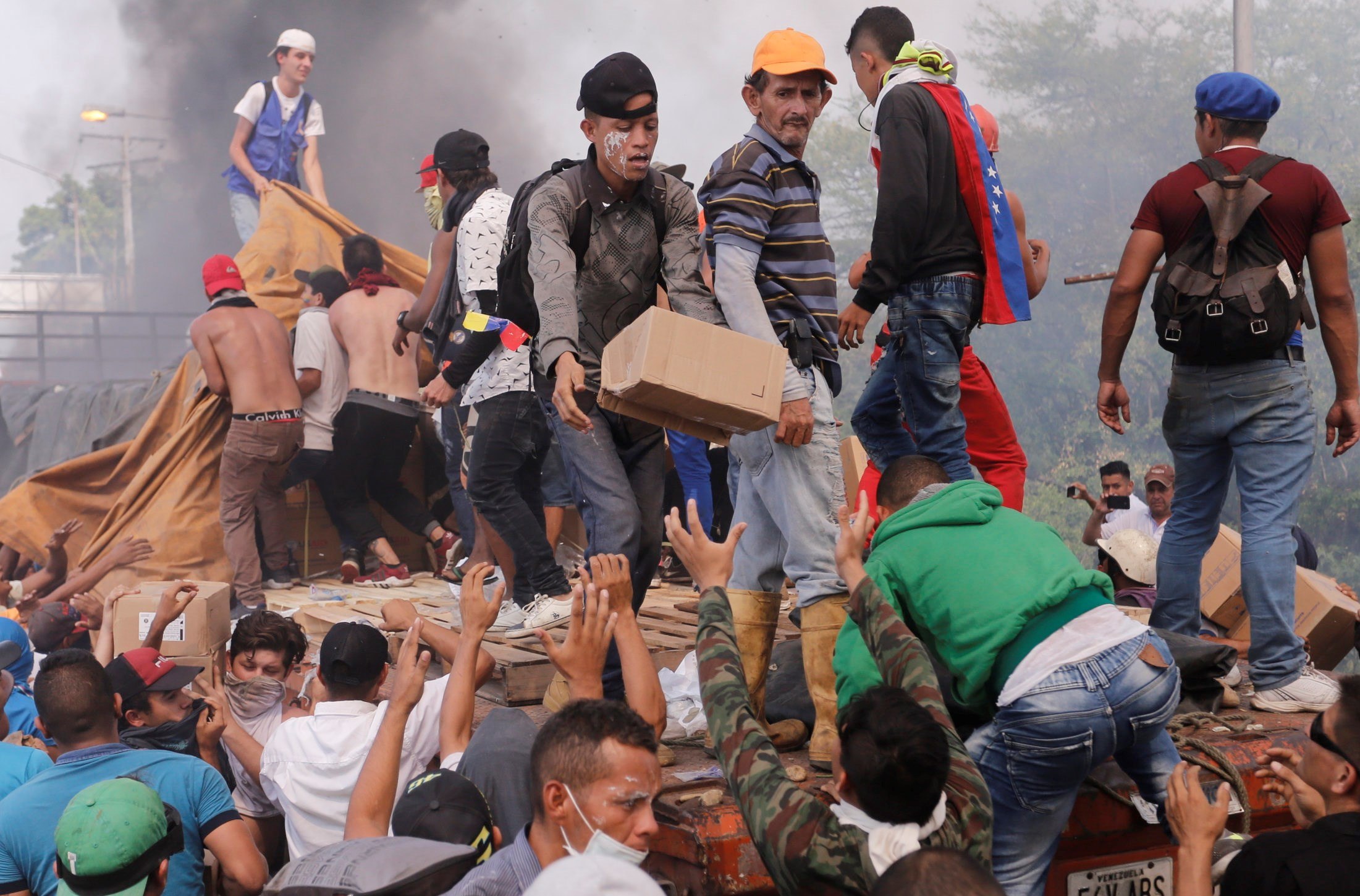 Dos camiones con ayuda humanitaria solicitada por la oposición fueron quemados por la Policía Nacional Bolivariana en el lado venezolano del puente Francisco de Paula Santander, que conecta al país con Colombia. (Foto Prensa Libre: EFE)