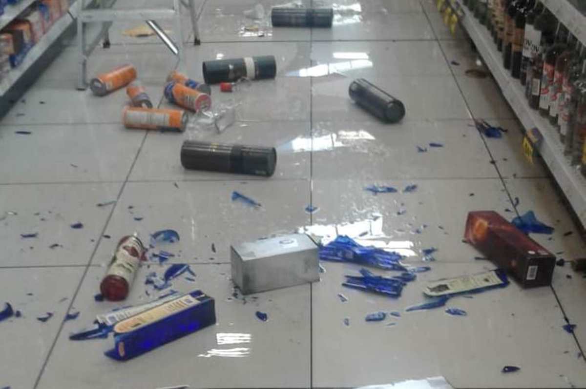 Supermercados resultaron afectados por la caída de productos a causa del sismo. (Foto Prensa Libre: María Longo) 