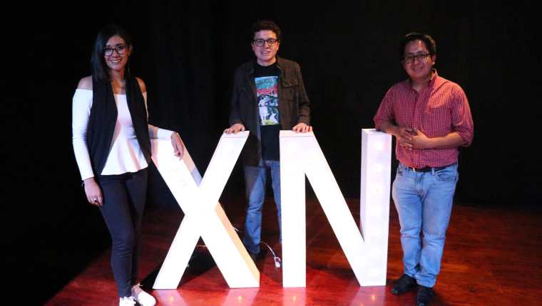 Lucia Cojulún, José Antonio Bagur y Oliver Sierra, contaron sus historias en El Teatrito de Xela. (Foto Prensa Libre: María Longo) 