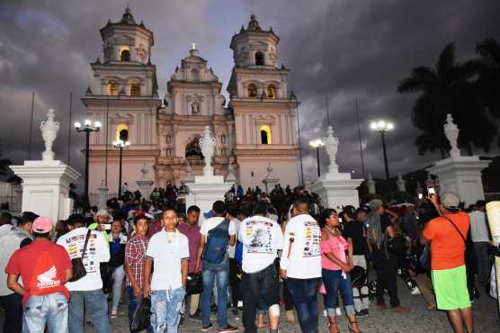 Ingreso a la Basílica de los motoristas que llegaron en la Caravana del Zorro. (Foto Prensa Libre: Mario Morales)