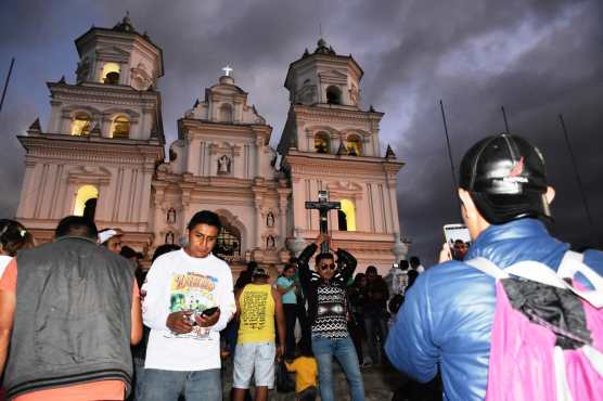Varios motoristas de la Caravana permanecen en el atrio de la Basílica de Esquipulas. (Foto Prensa Libre: Mario Morales)
