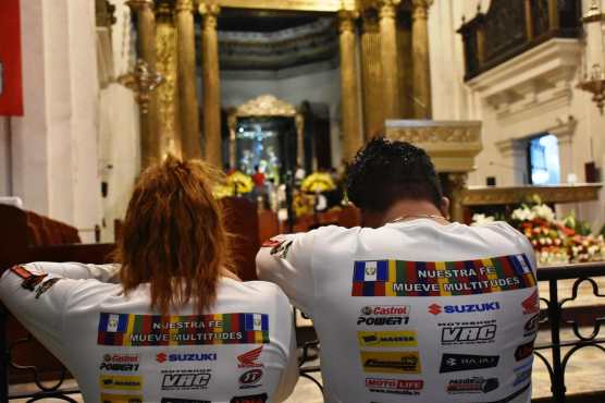 Momentos de oración y agradecimiento de los motoristas que participaron en la Caravana del Zorro. (Foto Prensa Libre: Mario Morales)