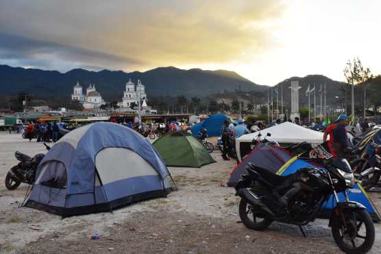 Campamento de motoristas en Esquipulas. (Foto Prensa Libre: Mario Morales)
