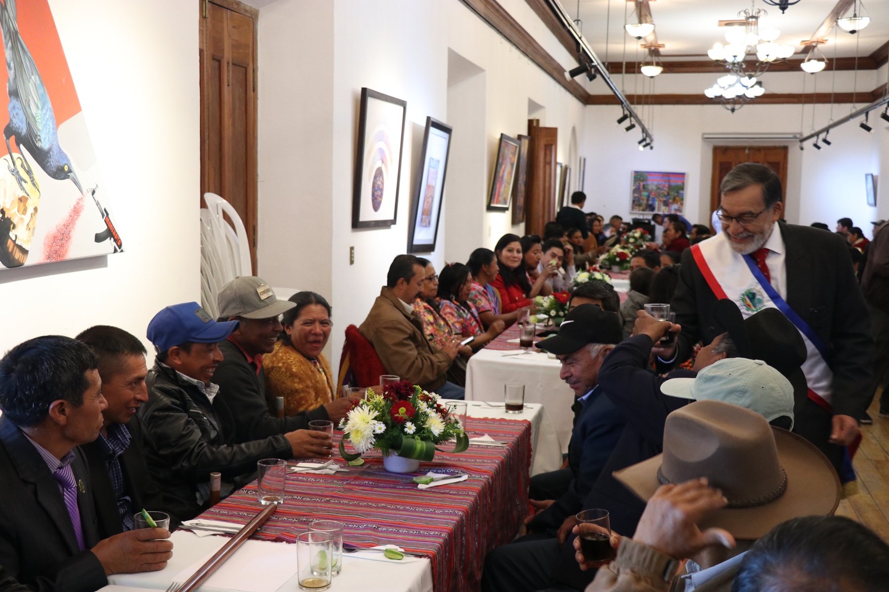 Alcalde Luis Grijalva ofrece un brindis por la juramentación de los alcaldes comunitarios. (Foto Prensa Libre: María Longo) 