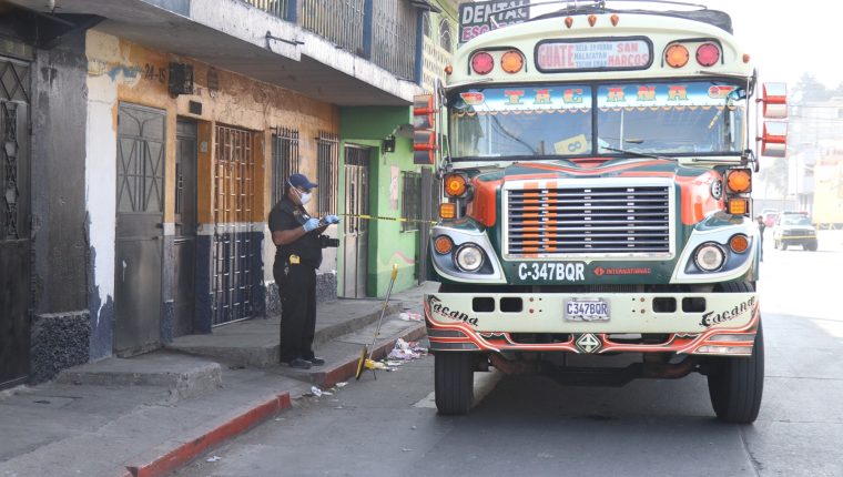 Al estar suspendido el transporte público y los comercios mantenerse cerrados, los extorsionistas se enfocan ahora en las residencias. (Foto Prensa Libre: HemerotecaPL)