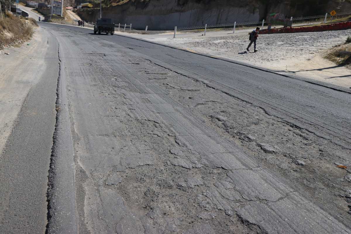 Pilotos que utilizan la carretera entre Xela y Cantel aseguran que sus vehiculos resultan dañados por el mal estado del camino. (Foto Prensa Libre: María Longo) 