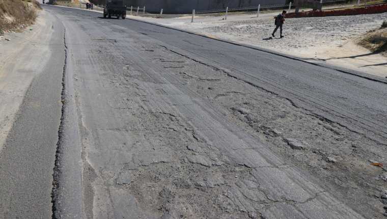 Pilotos que utilizan la carretera entre Xela y Cantel aseguran que sus vehiculos resultan dañados por el mal estado del camino. (Foto Prensa Libre: María Longo) 