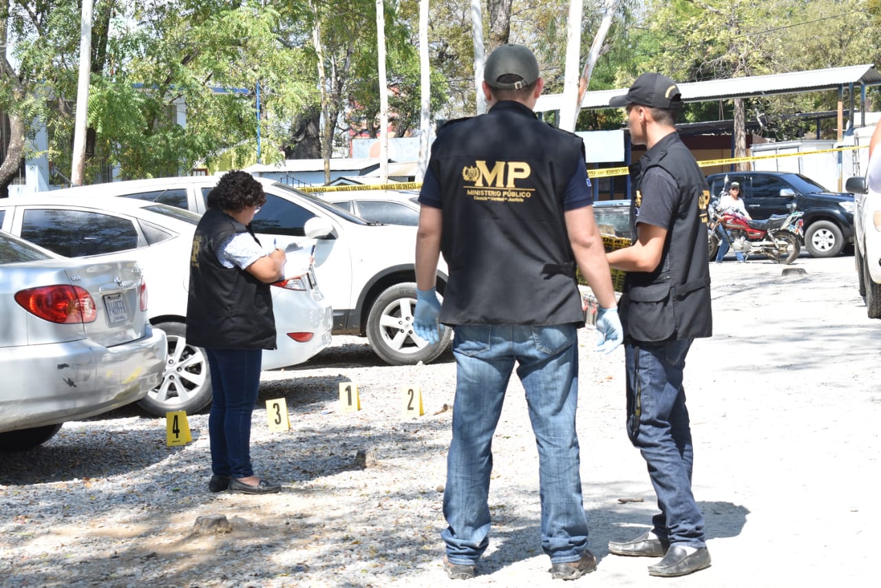 Fiscales del Ministerio Público recaban evidencias. (Foto Prensa Libre: Hemeroteca PL)