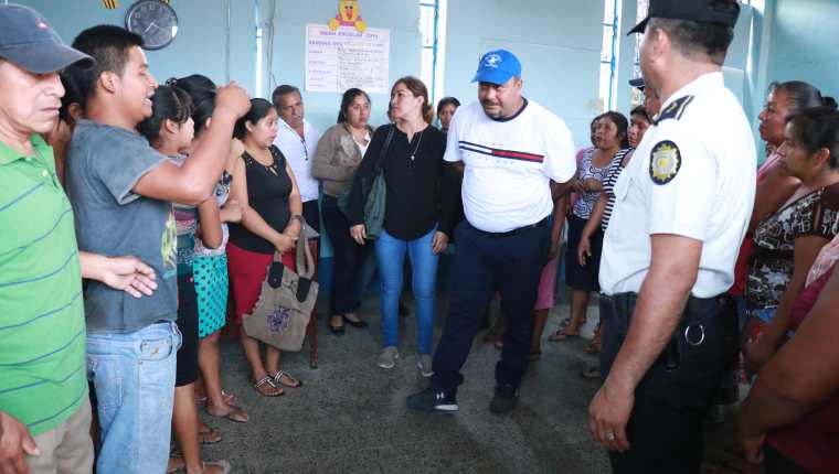 Aula donde se reunieron padres de familia y los maestros expulsados. (Foto Prensa Libre: Cristian Soto). 