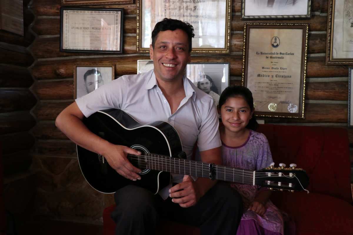 Angie Cardenas, de 11 años, junto a su papá Werner Cárdenas Ovalle, nieto del poeta quetzalteco Werner Ovalle López y quien descubrió el talento de Angie.  (Foto Prensa Libre: María José Longo)