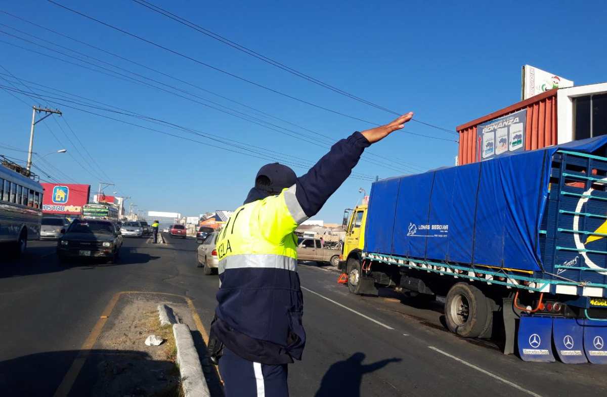 PMTQ multa a camión que obstaculizó el paso esta mañana en el periférico