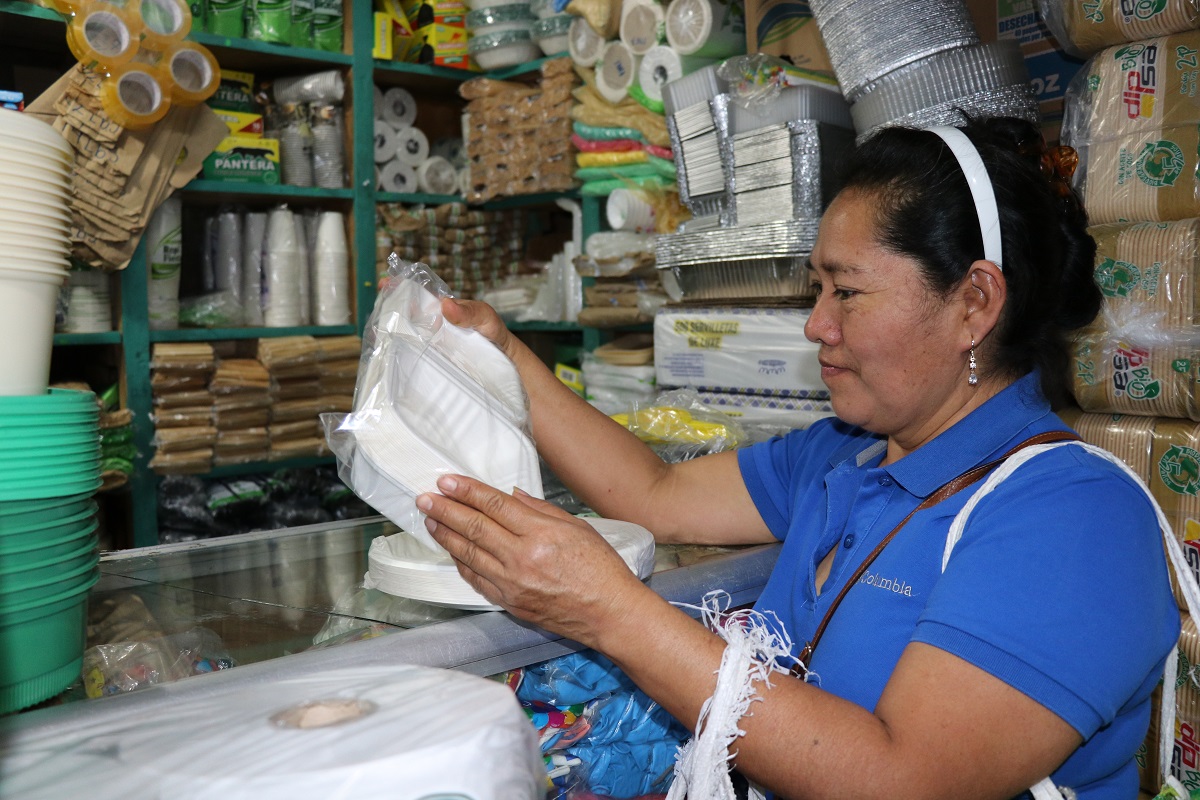 Carmelina de Baeza, comerciante, compra productos biodegradables para vender en su tienda de abastos en San Juan del Obispo, Antigua Guatemala. (Foto Presa Libre: Julio Sicán)