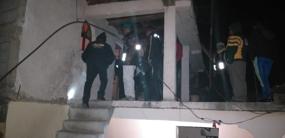 El cadáver de Manuel Sergio Ixmatá, de 9 años, fue localizado colgado de una viga en su habitación, en Nahualá, Sololá. (Foto Prensa Libre: Héctor Cordero).