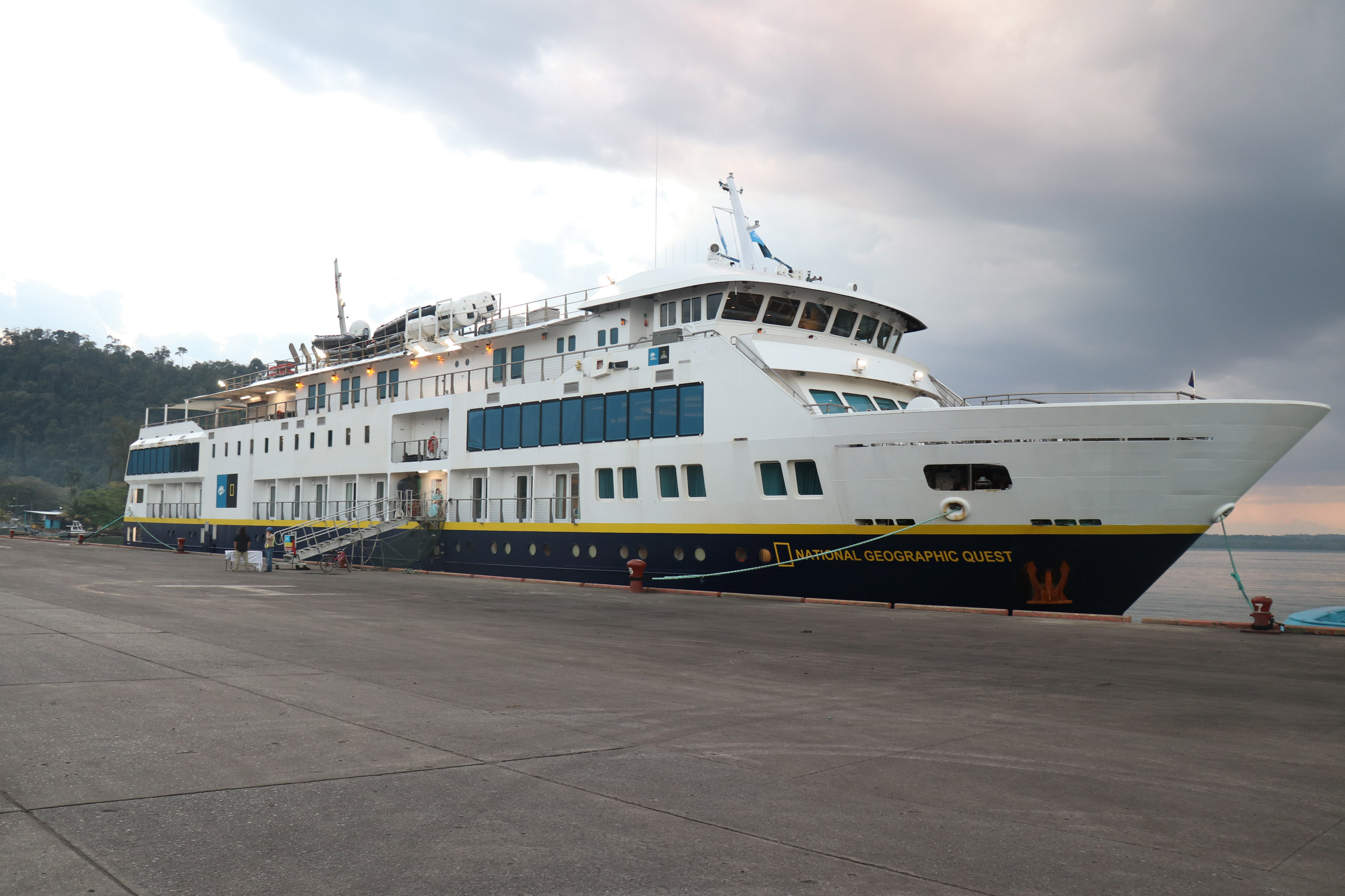 El crucero de expedición National Geographic Quest abordó 96 turistas en el Puerto Santo Tomás de Castilla, Puerto Barrios, Izabal. (Foto Prensa Libre: Dony Stewart)