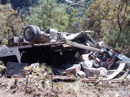 El camión en el que viajaba la agrupación Unción en la Alabanza quedó destruido por un accidente en Totonicapán. (Foto Prensa Libre: Héctor Cordero).

