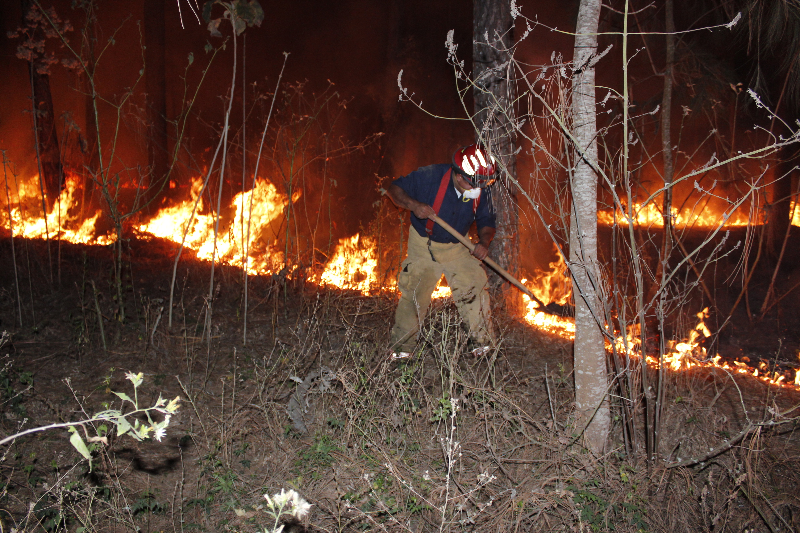 Socorristas apagan un incendio forestal en Chimaltenango, (Foto Prensa Libre: Víctor Chamalé)