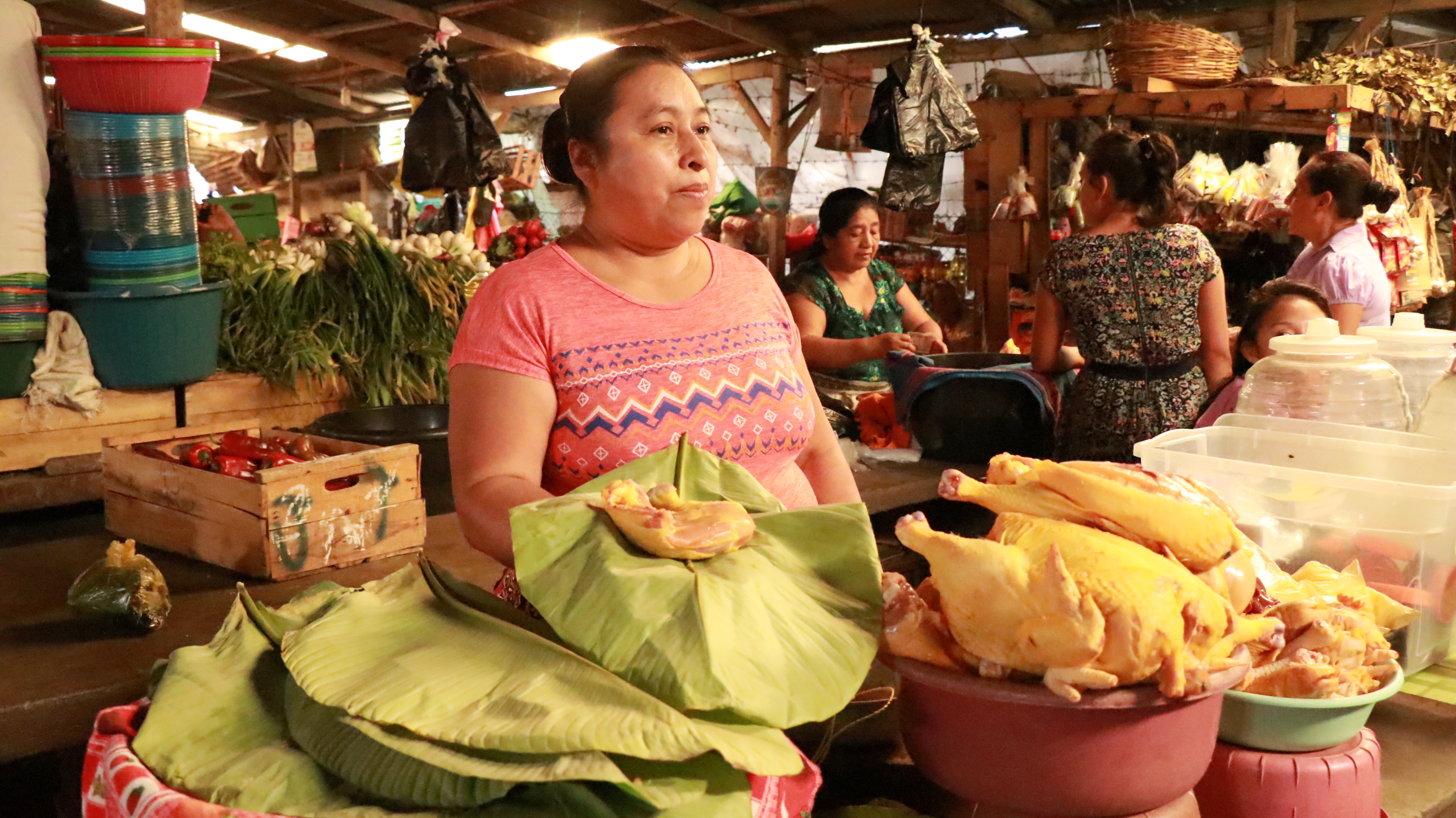 La comerciante Florinda Quibaja despacha pollo en hoja de maxán. (Foto Prensa Libre: Cristian Soto).