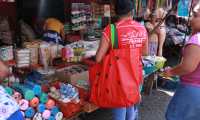 Algunos compradores usan bolsas de tela para llevar sus productos en el mercado de Samayac. (Foto Prensa Libre: Cristian Soto).
 
