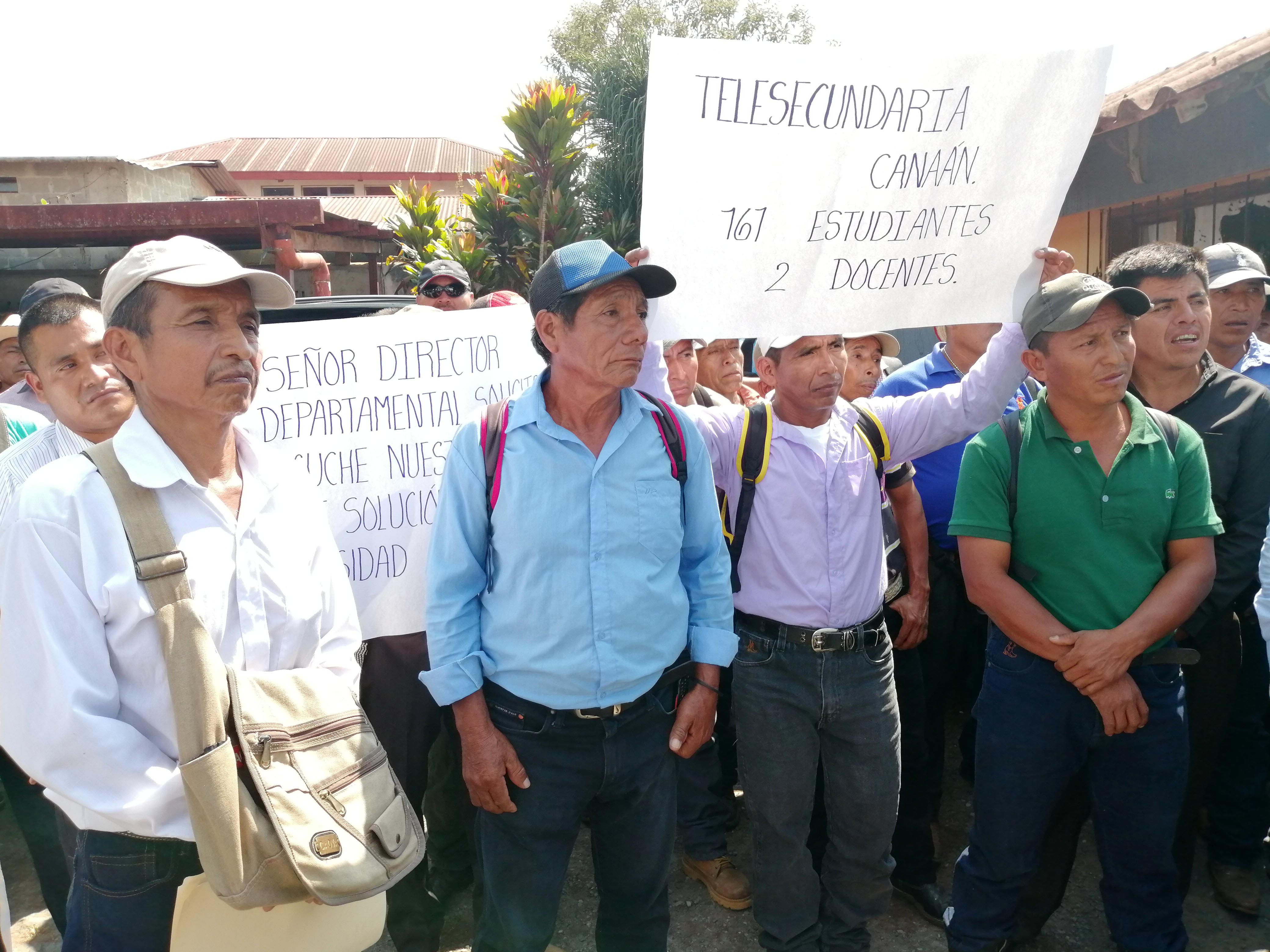 Manifestantes exigen maestros para escuelas de Chisec. (Foto Prensa Libre: Eduardo Sam).