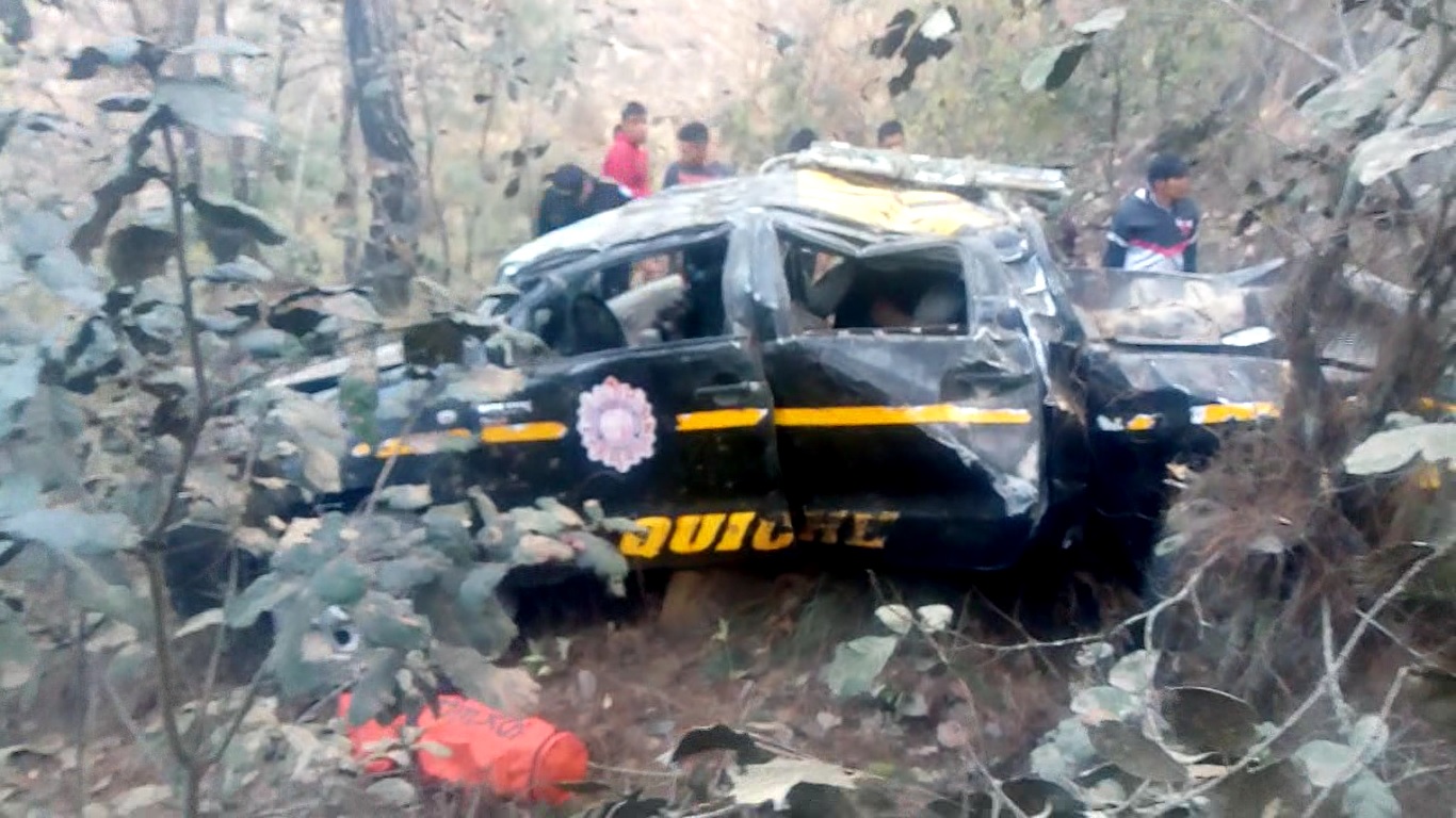 Así quedó la autopatrulla de la PNC al caer a barranco de Santa Cruz del Quiché. 
 (Foto Prensa Libre: Héctor Cordero).