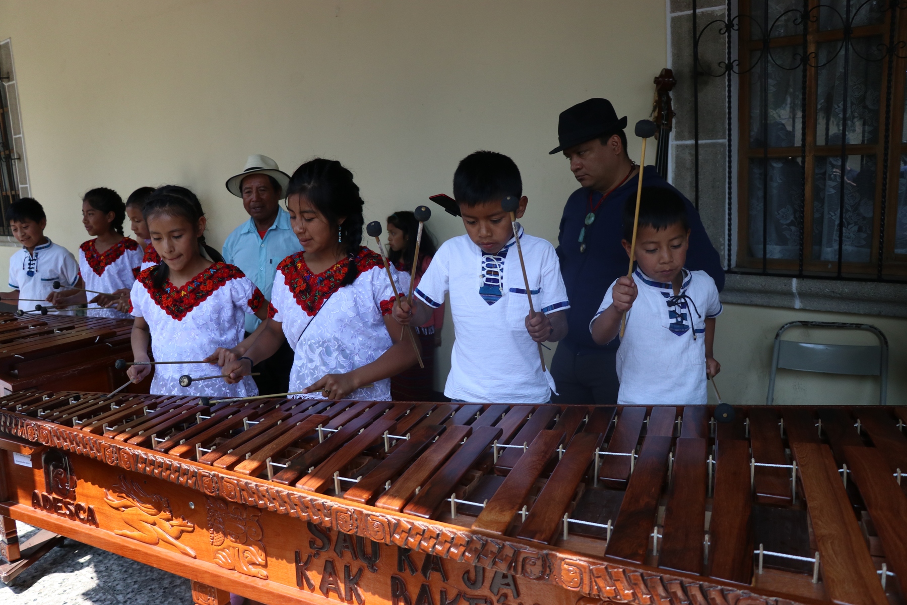 Niños que interpretan la marimba cautivan la atención de los asistentes. (Foto Prensa Libre: María Longo)  
