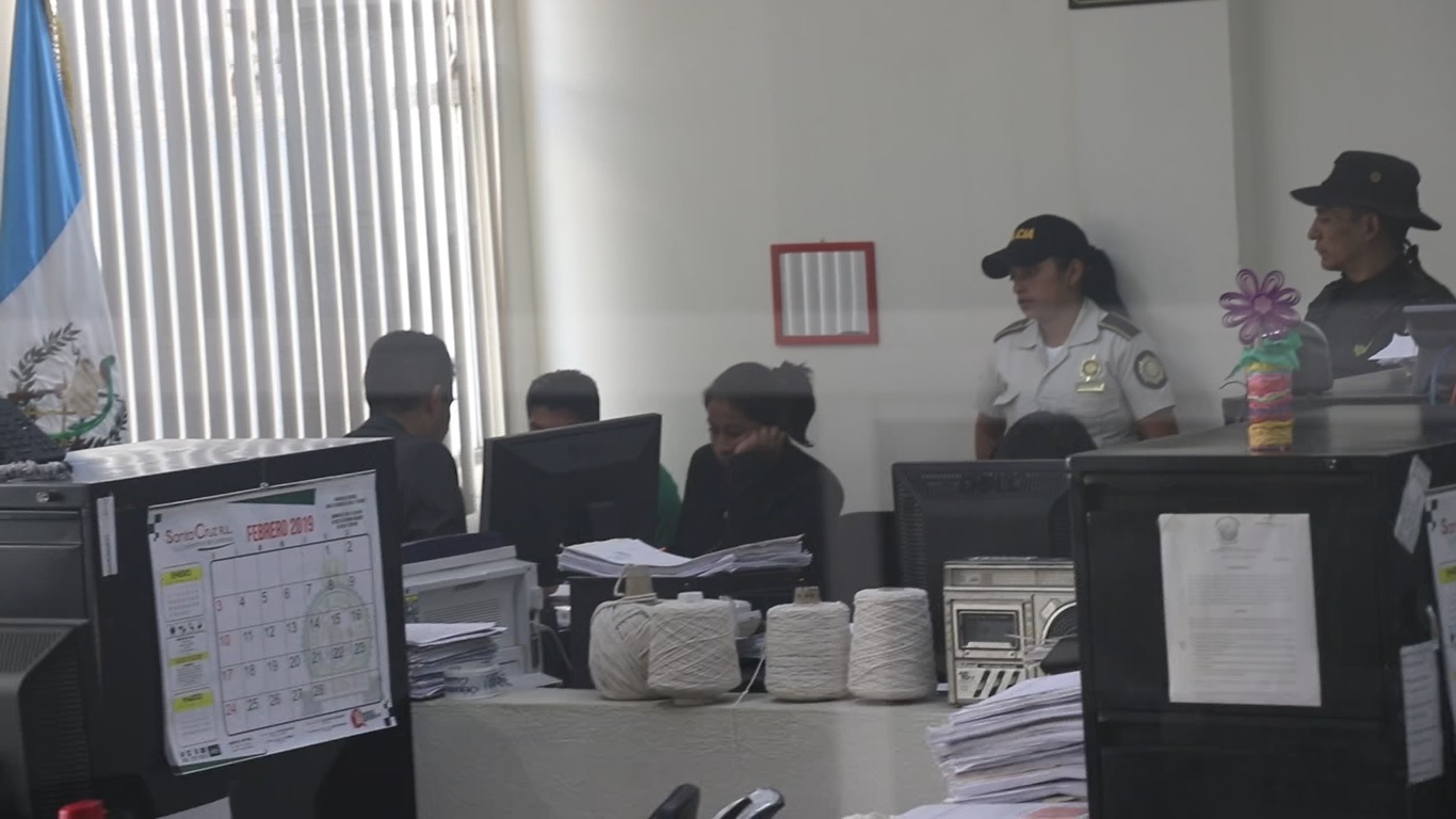 Los tres agentes detenidos deberán esperar a que haya espacio en la agenda del juzgado para rendir su primera declaración. (Foto Prensa Libre: Héctor Cordero)