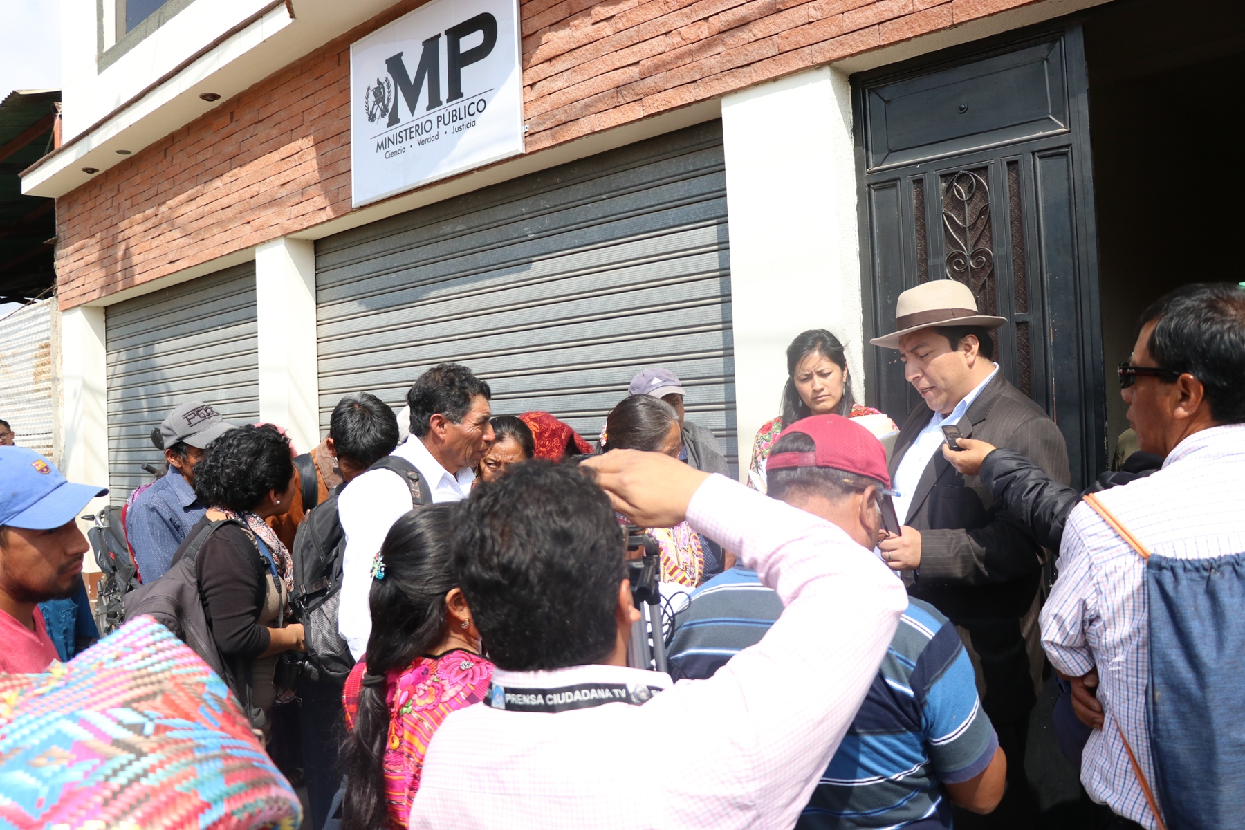 En compañía de lideres comunitarios y vecinos, el diputado denunció en el MP de Xela.  (Foto Prensa Libre: María Longo)