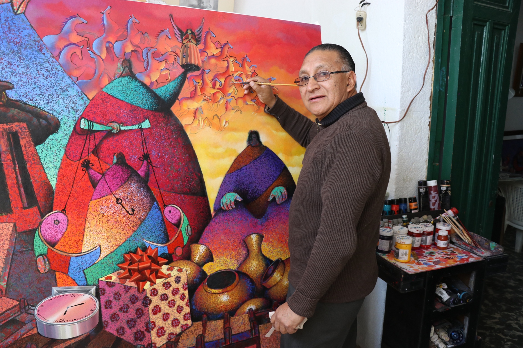 El pintor quetzalteco prepara una obra especial para el día de su homenaje. (Foto Prensa Libre: María Longo) 