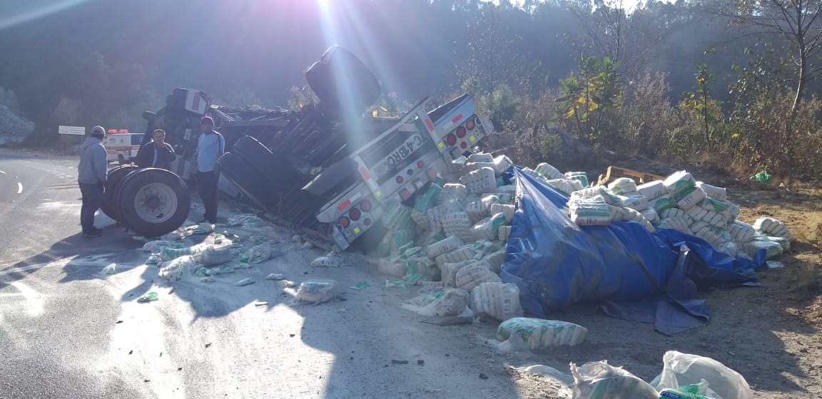 Camión accidentado en el kilómetro 104 de la ruta Interamericana. (Foto Prensa Libre: Héctor Cordero).