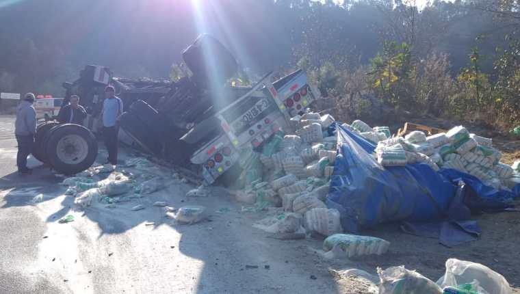 Camión accidentado en el kilómetro 104 de la ruta Interamericana. (Foto Prensa Libre: Héctor Cordero).