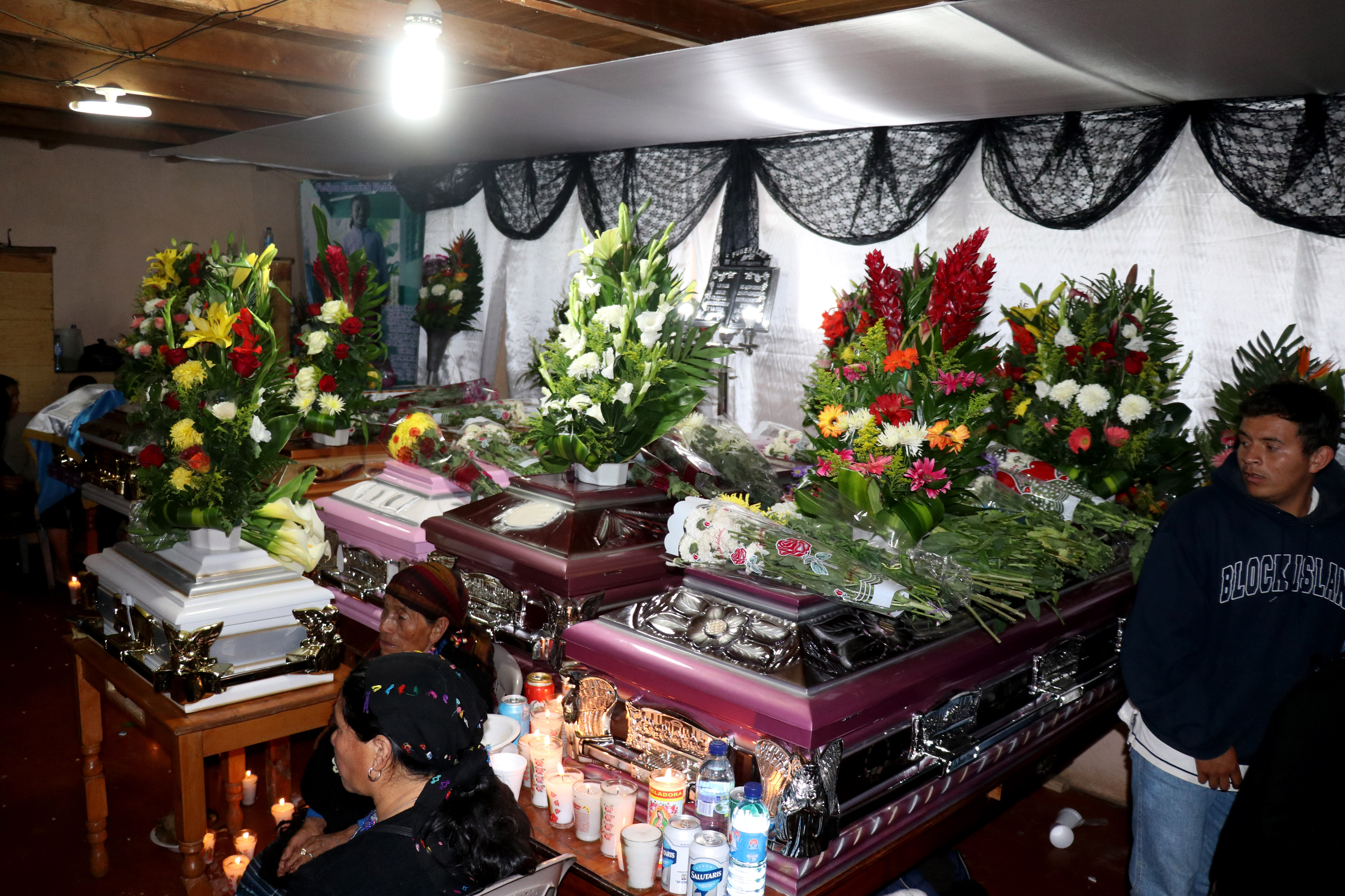 El velatorio de las 10 víctimas del accidente se lleva cabo en la comunidad Ixlacuitz, San Pedro Soloma. (Foto Prensa Libre: Mike Castillo).