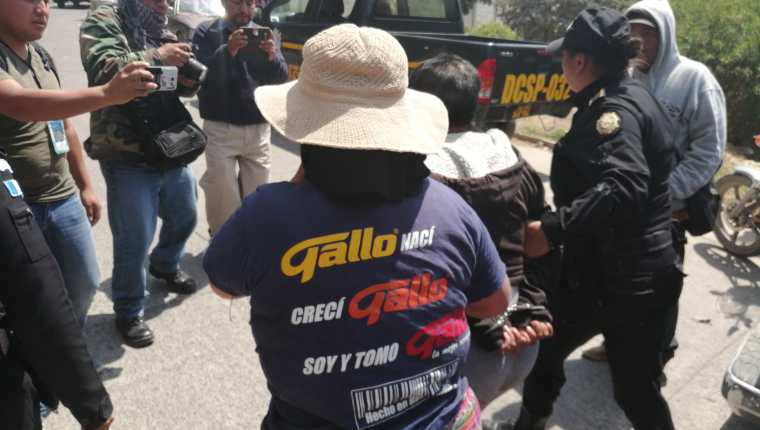 Vecinos detuvieron a la mujer y posteriormente la entregaron a la PNC. (Foto Prensa Libre: María Longo) 