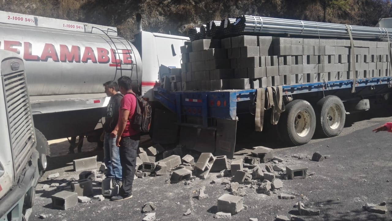 Camión cisterna y tráiler impiden paso en el km 139 de la ruta a Santa Cruz del Quiché. (Foto Prensa Libre: Héctor Cordero).