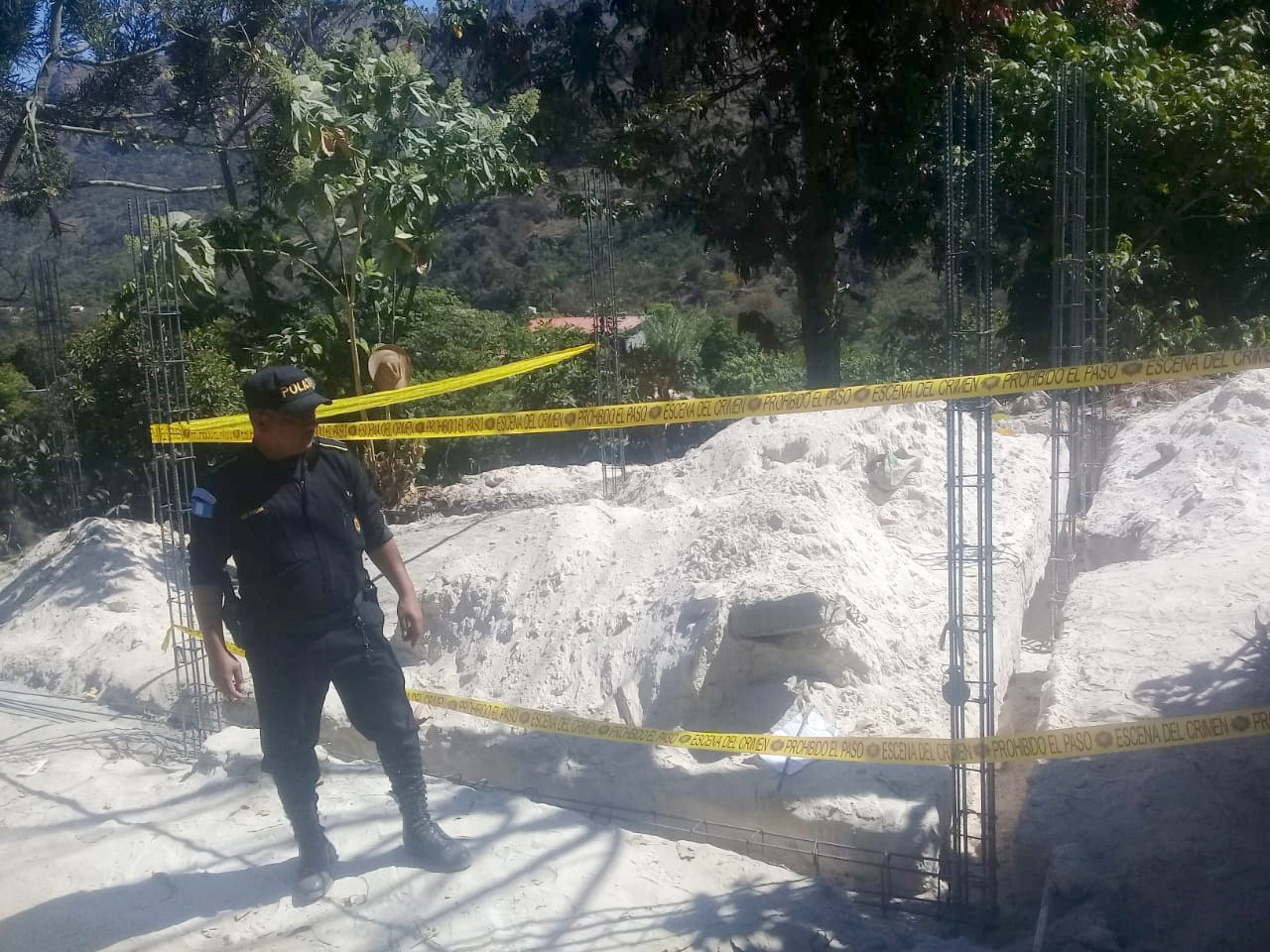 Agentes de la PNC resguardar la construcción donde fue hallada una granada. (Foto Prensa Libre: Mike Castillo)