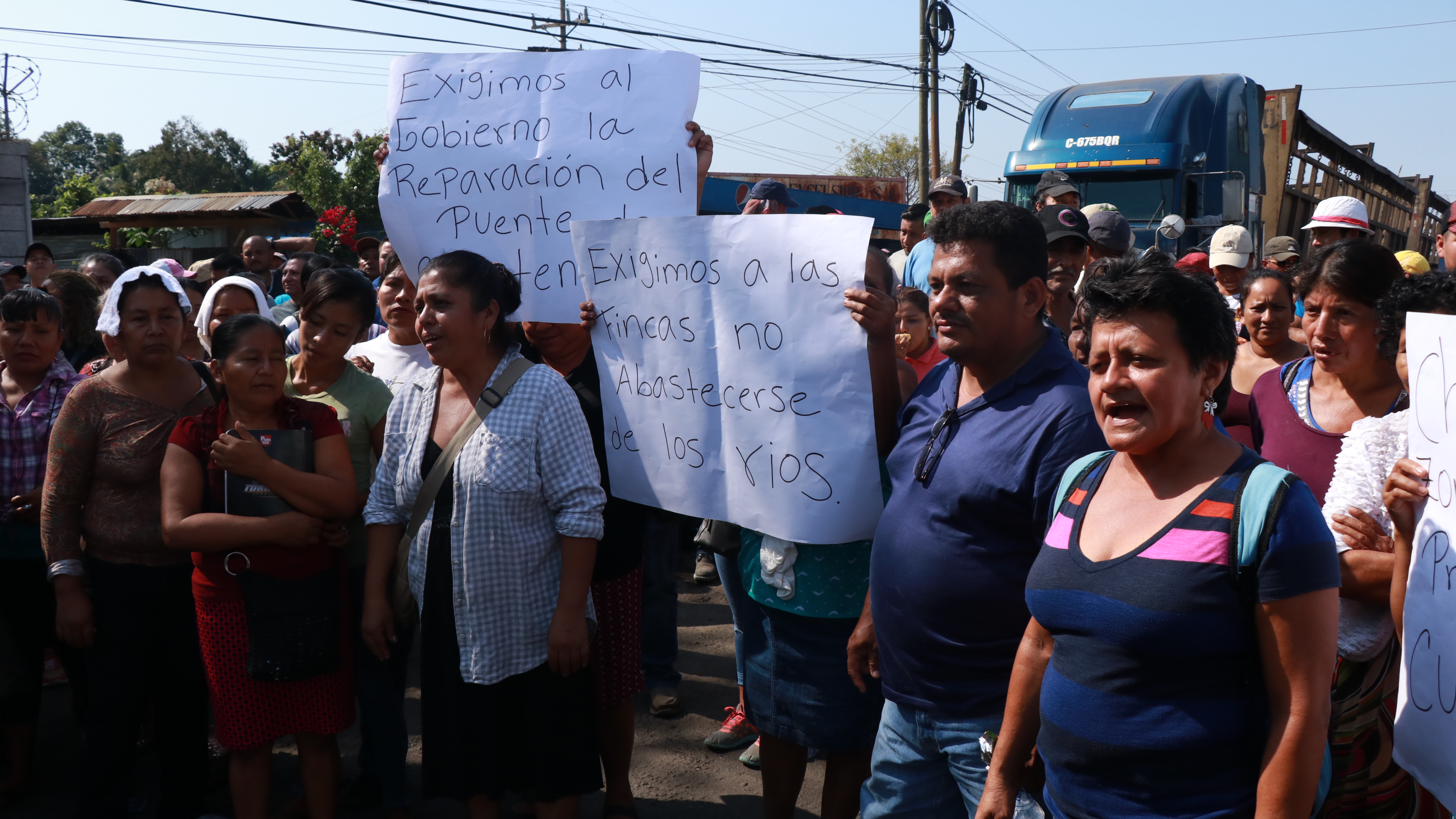 Los pobladores exigen la liberación del río Icán, en Cuyotenango, Suchitepéquez. (Foto Prensa Libre: Cristian I. Soto)