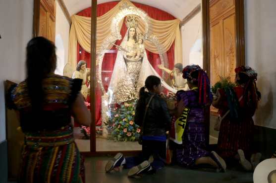 Fieles llevan ofrendas a la Virgen de Candelaria en Chiantla, Huehuetenango. (Foto Prensa Libre: Mike Castillo)