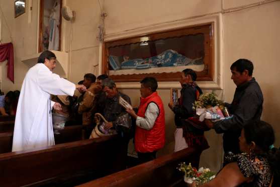 Bendición de cuadros y flores en la iglesia de Chiantla. (Foto Prensa Libre: Mike Castillo)
