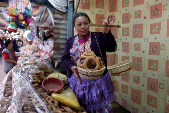 Elizabeth Gómez pesa roscas en una de las ventas de la feria en Chiantla. (Foto Prensa Libre: Mike Castillo)