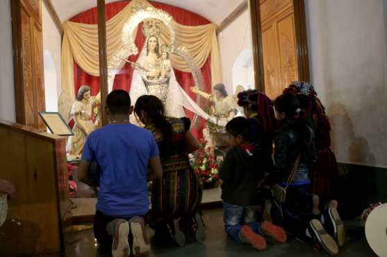 Fieles católicos llegan ante la Virgen de Candelaria en Chiantla, Huehuetenango. (Foto Prensa Libre: Mike Castillo)