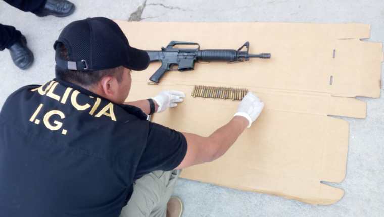 El agente detenido no contaba con la ducumentación ni autorización para portar un fusil. (Foto Prensa Libre: César Hernández)